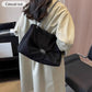Μια μοντέρνα μικρή τσάντα crossbody με μοντέρνο άρωμα στον ώμο - ένα υπέροχο δώρο