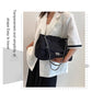 Μια μοντέρνα μικρή τσάντα crossbody με μοντέρνο άρωμα στον ώμο - ένα υπέροχο δώρο