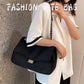 Μια μοντέρνα μικρή τσάντα crossbody με μοντέρνο άρωμα στον ώμο - ένα υπέροχο δώρο