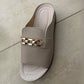 Σανδάλια σφήνα Peep Toe με μεταλλική διακόσμηση